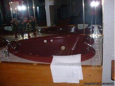 Wagon Wheel Inn Lenox Δωμάτιο φωτογραφία